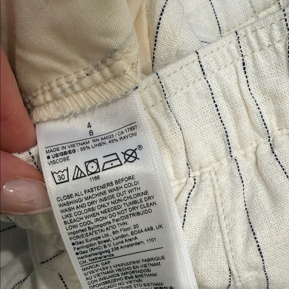 GAP White and Black Striped pleated linen shorts - Picture 2 of 7